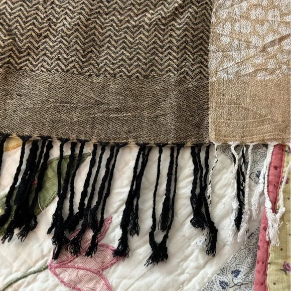 Vintage scarf, 4 distinctive print quadrants, fringed ends, soft,not heavy knit. - Picture 8 of 9